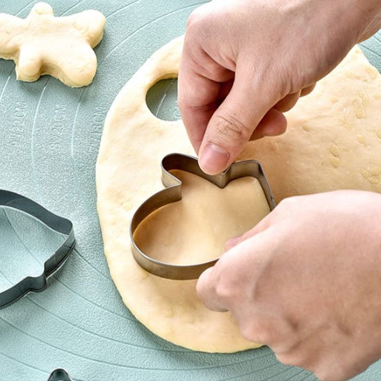 Emporte pièce Noël sur avec pâte sur napperon vert