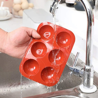 Moule à gâteau en silicone rincé sous le robinet