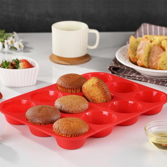Moule à muffin EasyBake avec 5 muffins cuit sur table blanche