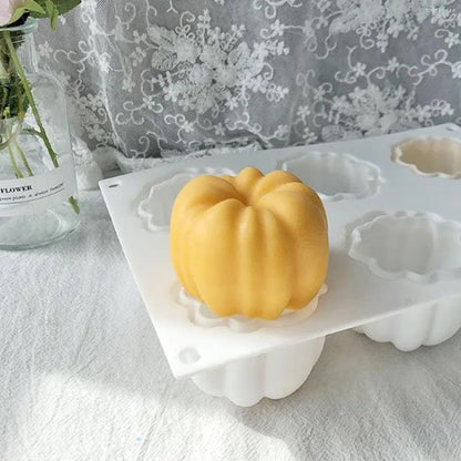 Moule à gâteau en silicone blanc avec  pâtisserie jaune sur table blanche