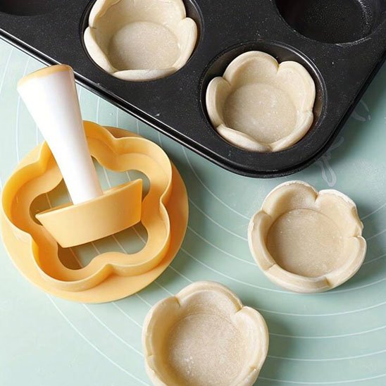 Emporte pièce fleur jaune avec deux tartelettes dans un moule