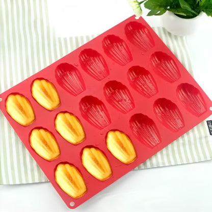 Moule à madeleine Premium Silicone couleur rouge sur napperon avec 7 madeleines 