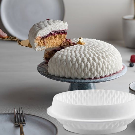 Moule à gâteau en silicone Géométrik avec un morceau de gâteau sur la spatule