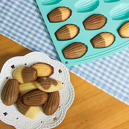 Moule à madeleine FlexiBake bleu avec 6 madeleine cuits et madeleine dans assiette blanche