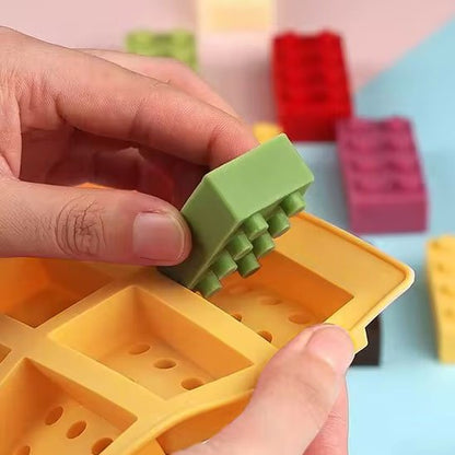 Moule à gâteau en silicone de couleur jaune avec lego vert