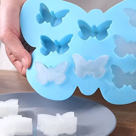 Moule gateau papillon bleu pastel en démoulage