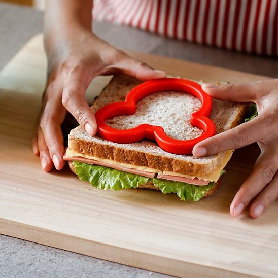Emporte pièce en forme de trèfle de couleur rouge avec la découpe d'un sandwich