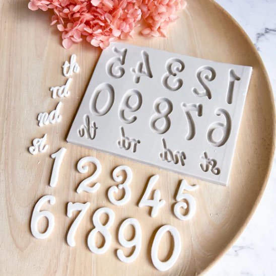 moule number cake chiffre dans assiète beige