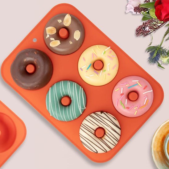 Moule à gateau en silicone rouge pour donuts avec beignes décorés