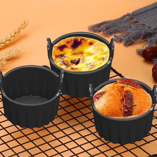 3 Moule à muffin Silicone Premium avec2 muffins cuits à l'intérieur de leur moule sur grille 