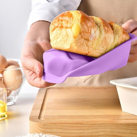 Résultat du Moule à gâteau silicone PâtissiPro montrant un gâteau cuit sur une tissu mauve pâle