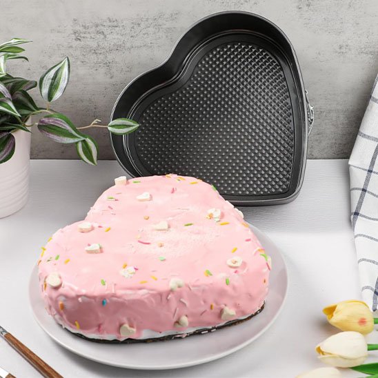 Moule à gâteau Saint-Valentin décoré rose sur table blanche