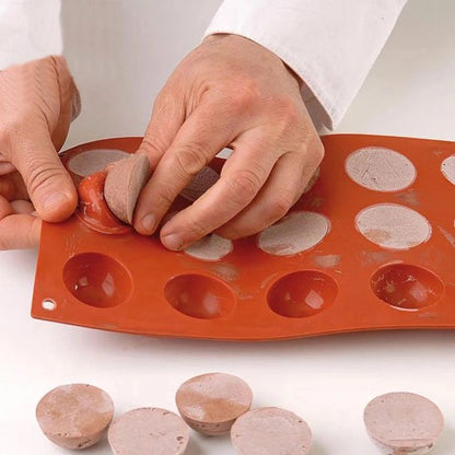 Moule à gâteau en silicone rouge démoulé facilement à la main