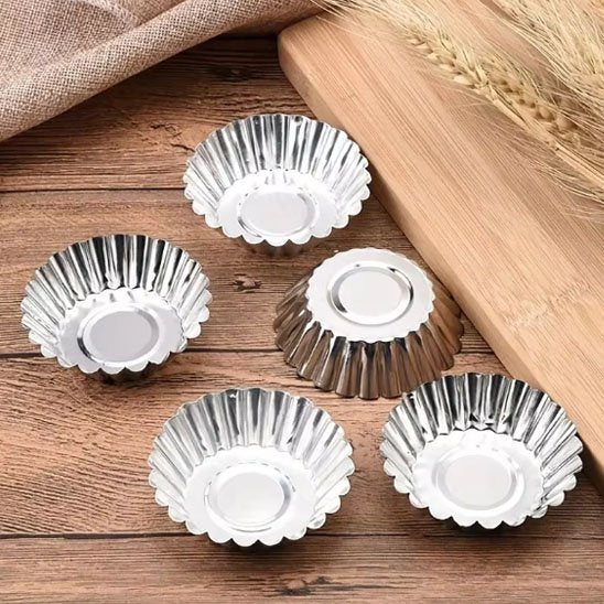 5 Moule à tartelette ProCuisine sur table en bois à cot d'une planche à découper.