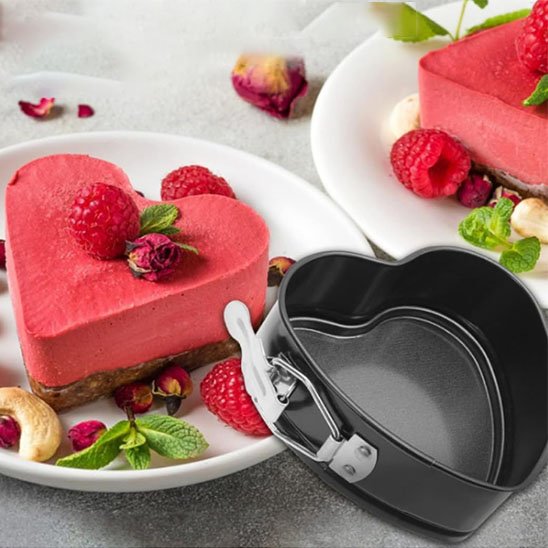 Moule à gâteau Saint-Valentin décoré rouge vif dans assiette blanche avec fruit