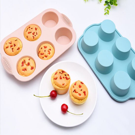 Moule à gâteau en silicone bleu et rose Démoulage facile avec deux muffins dans assiette blanche