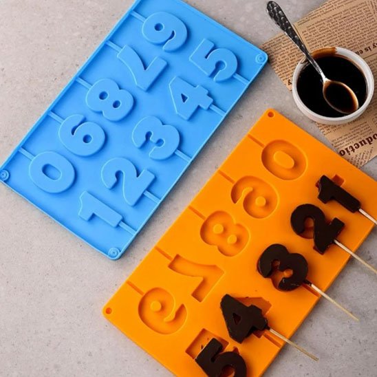 Moule Number Cake Premium bleu  avec chiffres au chocolat de 1 à 5 dans moule orange