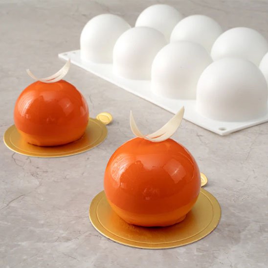 Moule à gâteau en silicone blanc avec 2 pâtisseries rondes de couleur rouge