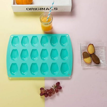 Moule à madeleine FlexiBake bleu à l'envers sur fond jaune et rose