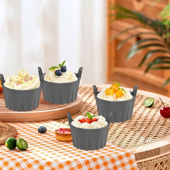 4 Moule à muffin Silicone Premium avec muffins décoré de crème et petits fruits dans décore champêtre