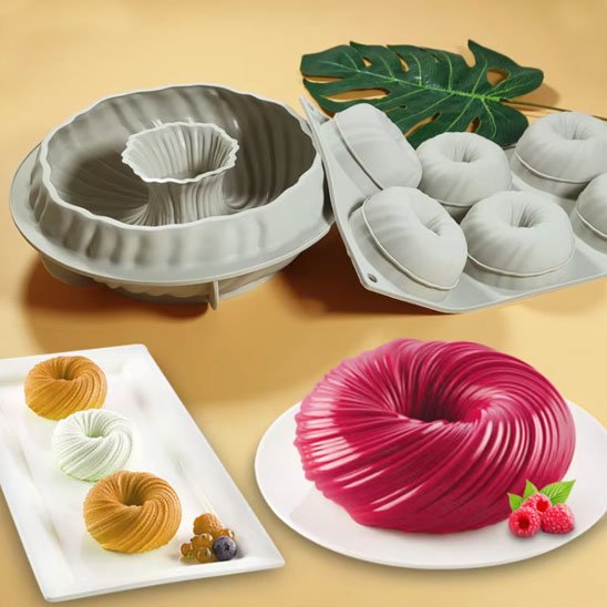 Moule à gateau en silicone avec gâteau rose dans une assiette blanche