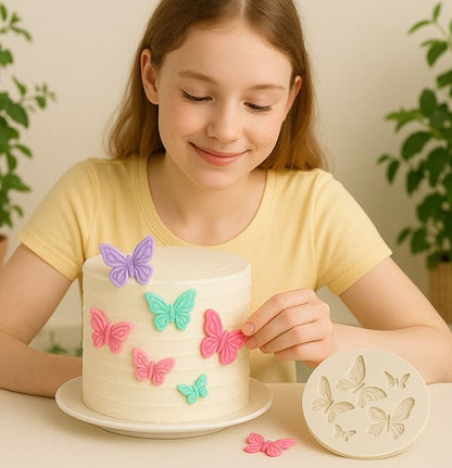 Moules en silicone avec gâteau décoré par des paillons par une fillette