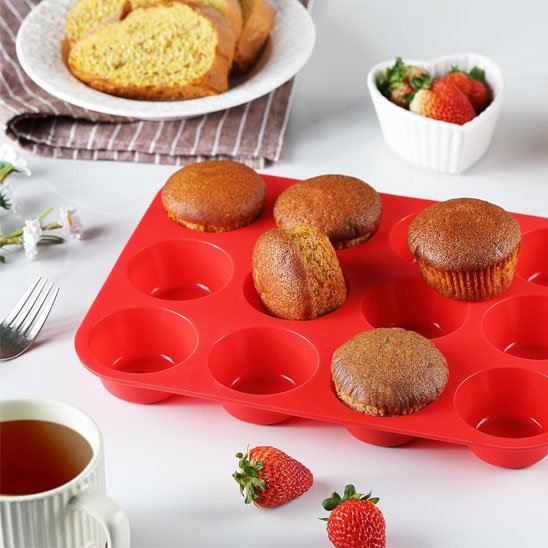 Moule à muffin EasyBake rouge avec 4 muffins cuits et fraises 