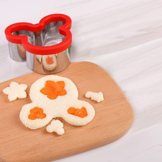 Emporte pièce en forme de trèfle de couleur rouge sur planche en bois